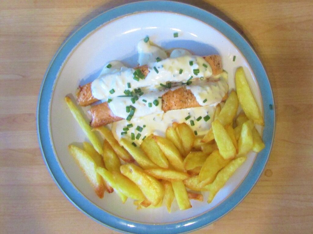 -2020-09-16 Salmon with a cream cheese and chive sauce served with chips, Trimingham (1)