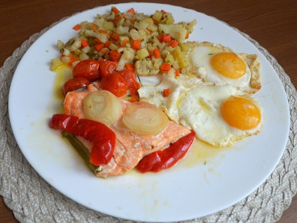 02021 0638 (2) Fried eggs with baked salmon