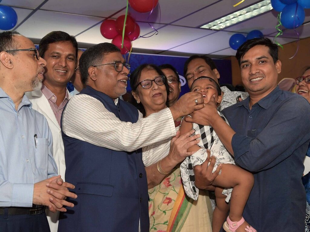 Health Minister Zahid Maleque administering Vitamin A Plus capsule to child during campaign Dhaka Shishu Hospi