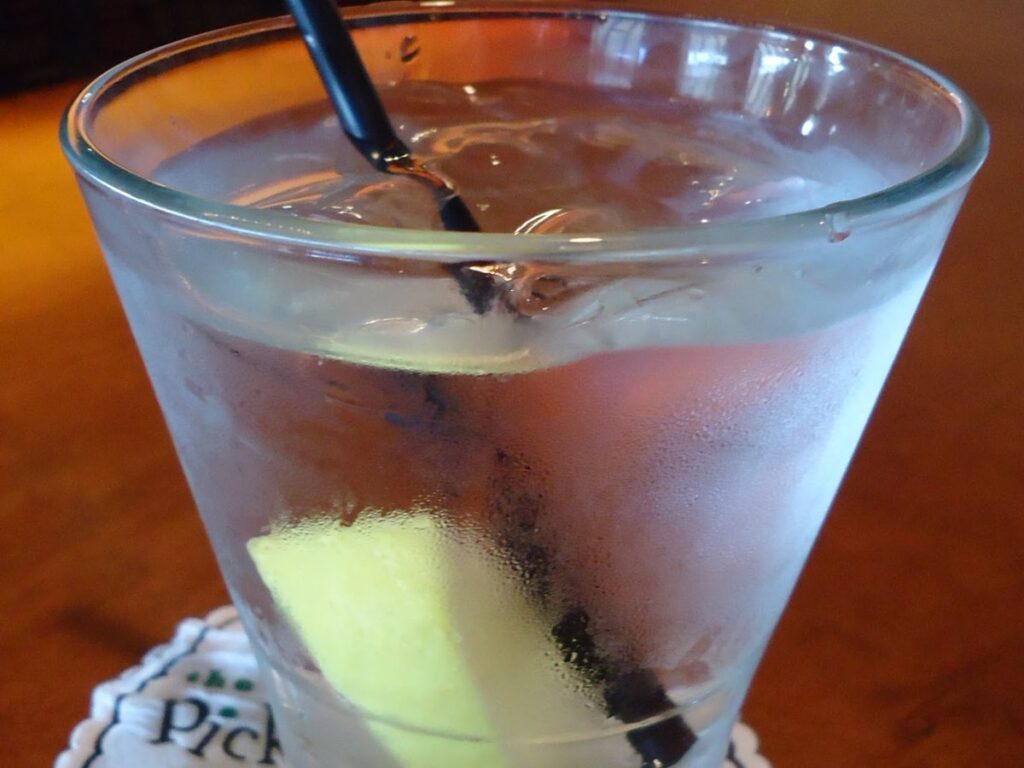 Bermuda (UK) photos number 41 glass of water with straw and ice and lemon